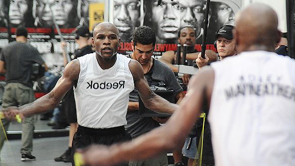 box_mayweather_reflection_576.jpg