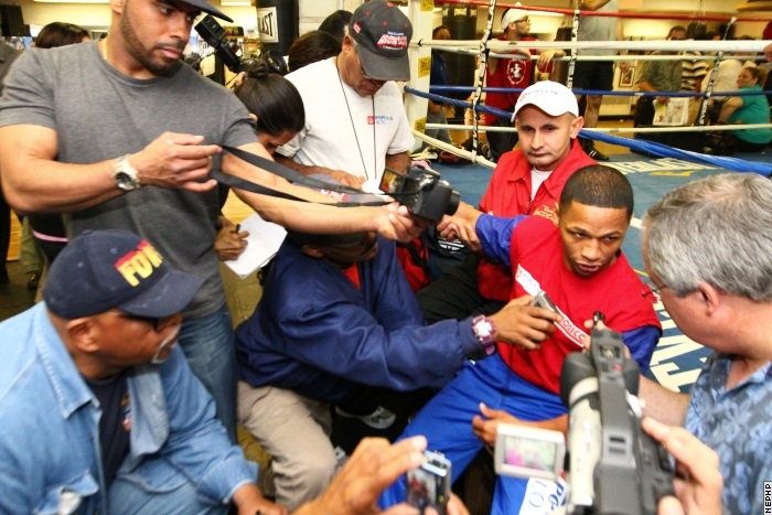 CALDERON_ANTIENDE_LA_PRENSA_EN_NYC_01.jpg